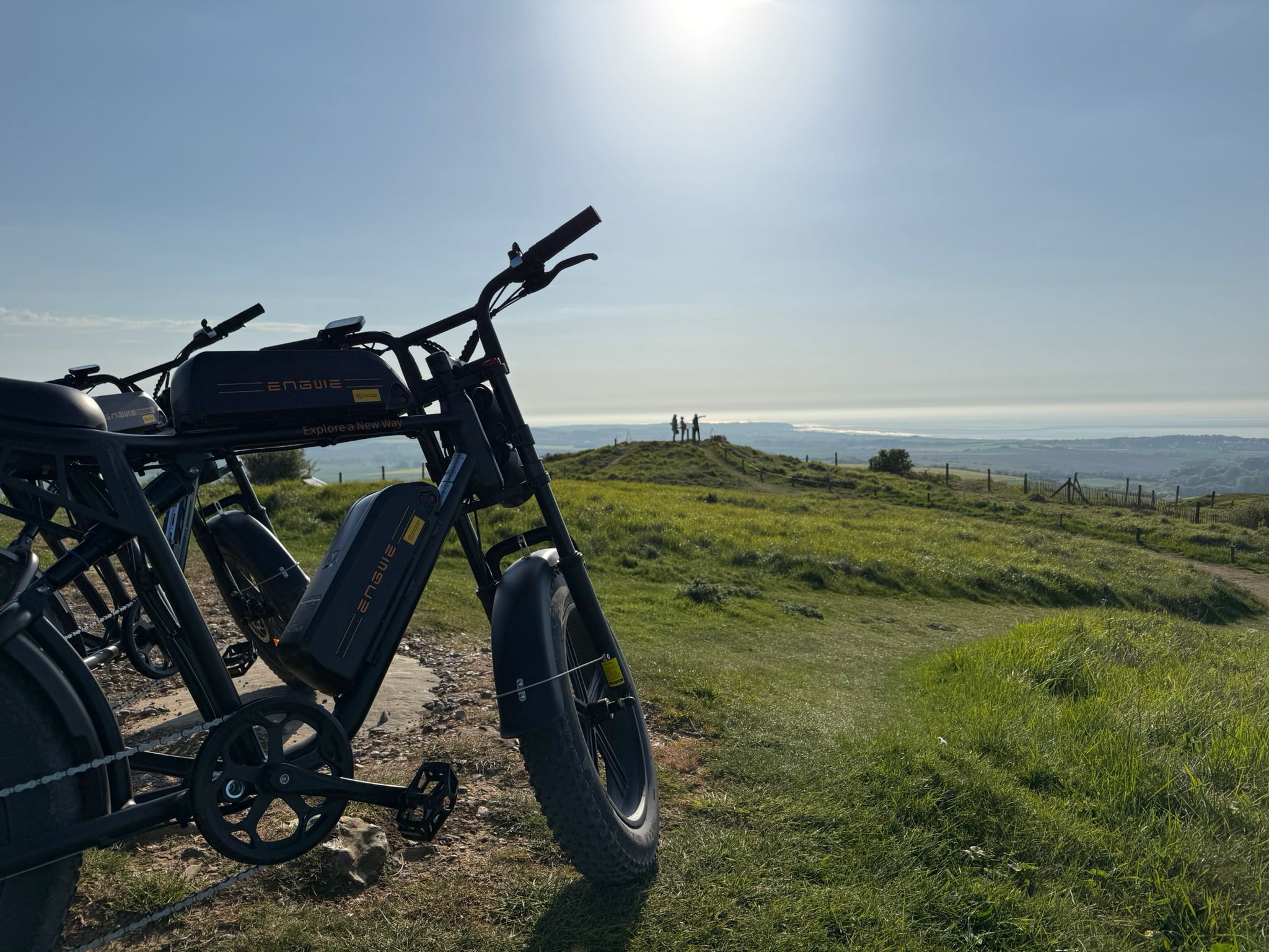 Vélos ENGWE silhouette soleil couchant